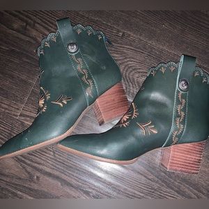 Seychelles booties size 8.5, good condition